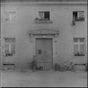 Ehemaliges Kammergut, Portal an der Hofseite der ehemaligen Mälzerei : Dresden-Pillnitz, Dampfschiffstraße 2. Ehem. Kammergut. Großer Pferdestall (1872)