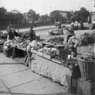 Wochenmarkt. Verkaufsstände mit Gemüse und Marktfrauen