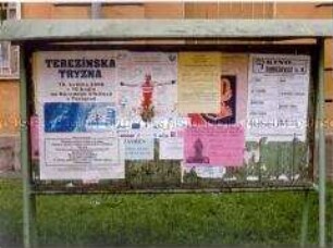 Plakatwand in Terezin (Theresienstadt) mit Plakaten zur Totenfeier am 18. Mai 2008