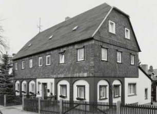 Neugersdorf, Umgebindehaus : Neugersdorf. Wohnhaus (2. Hälfte 19. Jahrhundert), Heinrich-Heine-Straße 9. Straßenansicht mit Einfriedung