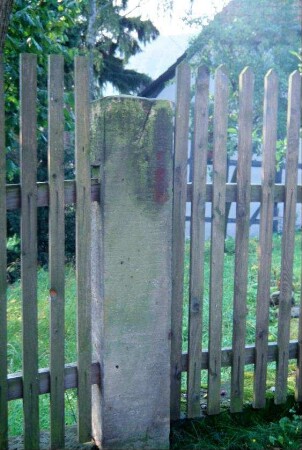 Natursteinpfeiler als Zaunsäule