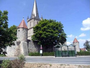 Ansicht von Südosten über Ostflanke mit Südostturm sowie Kirchhofmauer und Nordostturm