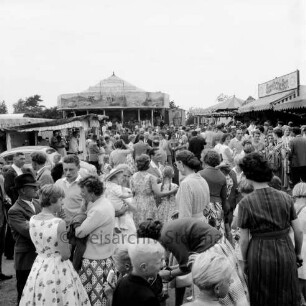 Volks- und Schützenfest: Schützenverein Sprenge und Umgebung e.V.: Festplatz mit Buden und Karussell und Besuchern