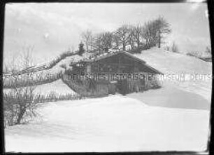 Winterliche Gebirgslandschaft mit Bauernhaus