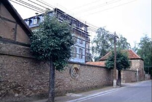 Blick zum Waisenhaus; Hofmauer