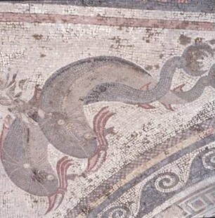 Delos, Dreizackhaus. Delfinmosaik im Impluvium