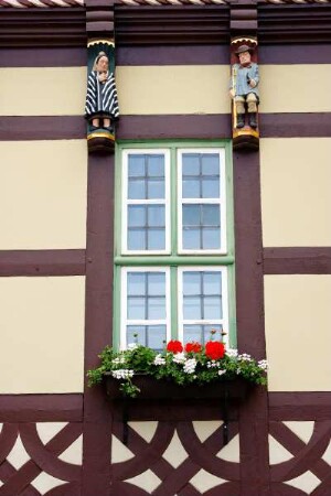 Deutschland. Sachsen Anhalt. Wernigerode. Fachwerkhaus mit geschnitzten Figuren