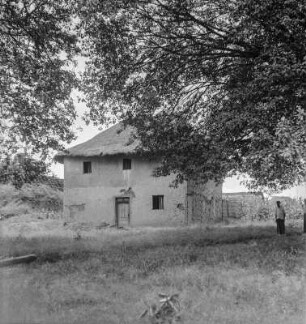 Altes Haus : Mann neben einem altem Haus