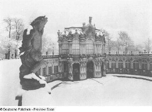 Dresden-Altstadt. Zwinger (1709-1728; M. D. Pöppelmann). Wallpavillon (1716-1718). Blick von der Terrasse der Bogengalerie