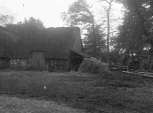 Verfallener reetgedeckter Fachwerk-Stall