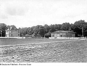 "Haus am Meer" : Blick zu Wohnhaus "Haus am Meer" (Nr. 3) und Strand-Halle