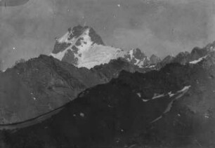 Gipfel : Ein schneebedeckter Gipfel im Tian Shan Hochgebirge