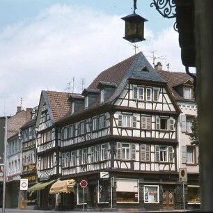 Bensheim, Hauptstraße. Wohnhaus mit Laden. Eckansicht