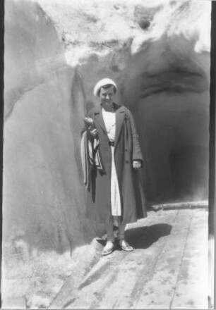 Amelia Gerhardt am Eingang einer Eishöhle in Argentinien