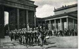 Das Brandenburger Tor mit Wehrmachtssoldaten
