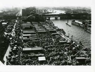 Hamburg-Altona. Fischmarkt. An den Ständen und den Fahrzeugen herrscht Hochbetrieb