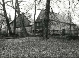 Medingen, Dorfstraße 1/5. Ehemalige Schneidemühle (1860). Gartenansicht mit Nebengebäude