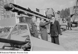 Baufahrzeuge und -geräte sowie Besucher auf der Technischen Messe Leipzig 1954