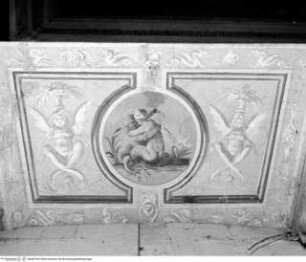 Geschichte des Phaeton, Fenster- und Türlaibungen mit Meerwesen und Wappenbildern des Kastells und des Giustiniani-Adlers