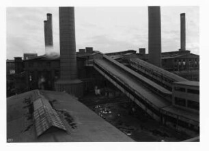 Industrie-Kraftwerk. Kesselhäuser, Nordseite mit Schrägstrecken : Lauta (Niederlausitz). Industrie-Kraftwerk. Kesselhäuser, Nordseite mit Schrägstrecken