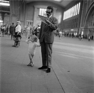 Leipzig. Hauptbahnhof. Vater mit Kind in der Bahnhofshalle