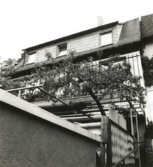 Stadt Wehlen, Mennickestraße 4. Wohnhaus in Hanglage (um 1800, verändert). Blick hangaufwärts