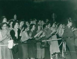IFF 1955. Filmball. Publikum vor dem Prälat