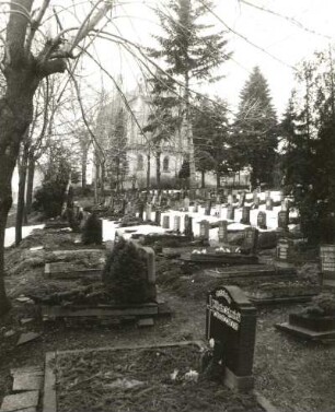 Oberwiesenthal. Kirchhof. Grabreihen mit Blick zur Martin-Luther-Kirche