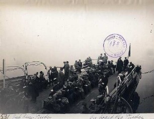 Touristen auf einem Tenderboot bei einer Fahrt auf dem Firth of Forth bei Edinburgh : Nordlandreisen. Touristen auf einem Tenderboot bei einer Fahrt auf dem Firth of Forth bei Edinburgh
