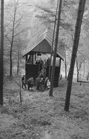 Mitglieder der FDJ während einer Osterfahrt nach Bad Schandau : Wandergruppe an einer hütte