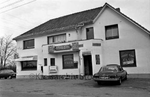 Etablissement "Prinzess-Club": davor rechts und hinten links zwei Pkws
