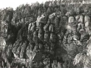Elbsandsteingebirge. Thorwalder Wände. Hickelschlüchte, Nordwand mit Glockengipfeln