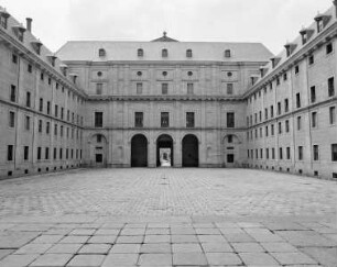 Real Sitio de San Lorenzo de El Escorial — Patio de los Reyes
