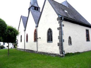 Evangelische Kirche - Langhaus (im Kern Spätromanisch 13 Jh - im 15-16 Jh mit Süderweiterung) von Südosten über Kirchhof