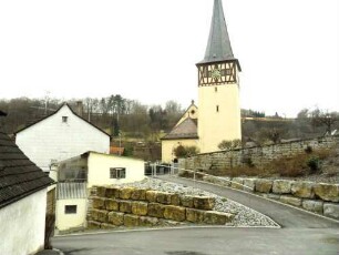 Ansicht von Osten mit Kirche in erhöht liegendem Kirchhof über Kirchhofmauer mit im 20 Jh neu gestaltetem Zugang von Südosten aus dem Ort