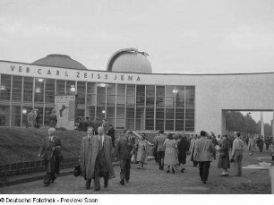Besucher vor dem Ausstellungsgebäude des VEB Carl Zeiss Jena