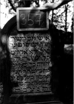 Grabstein 357 (Index: 100111907) Material: Sandstein Zustand: gut Maße HxBxT: 112x49x21 cm Beschreibung: Stele, profilierter Sockel, Rundbogenabschluß, Schriftfeld eingetieft: Grabstein 357A