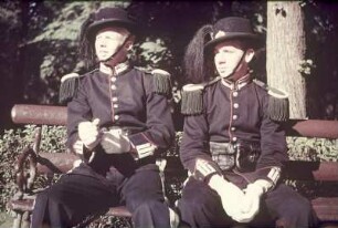Zwei junge Männer in historischen Uniformen