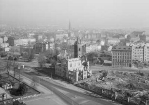 Dresden-Neustadt. Blick vom Turm der Dreikönigskirche nach Nordosten über die Ruine der Franziskus-Xaverius-Kirche und den Albertplatz zur Martin-Luther-Kirche