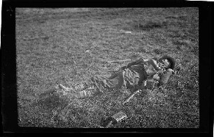 Nicht identifizierbare Gegend in Nordfrankreich oder Belgien: gefallener Soldat auf dem Feld, mit Strümpfen (Blick von oben) ("Gefallene")