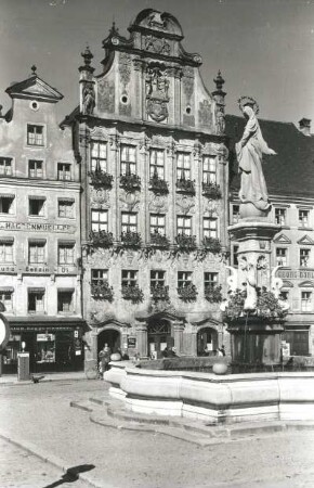 Landsberg am Lech, Markt : Landsberg am Lech. Markt. Blick über den Marktbrunnen mit Marienstatue zum Rathaus