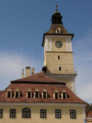 Turm des gotischen Rathauses von 1689 in Brasov (Kronstadt) in Siebenbürgen, Rumänien