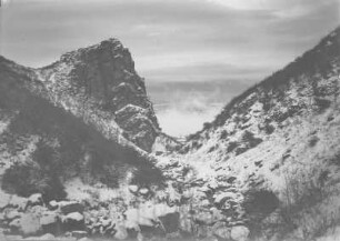 Gebirgslandschaft : Blick über eine schneebedeckte Gebirgslandschaft.