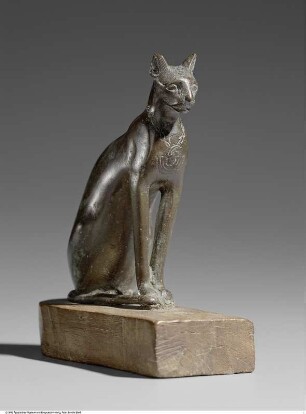 Statuette der Göttin Bastet in Gestalt einer sitzenden Katze