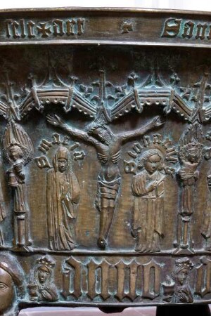Deutschland. Niedersachsen. Eilsum. Evangelisch reformierte Kirche. Bronzetaufe. 1472 gegossen von Ghert Klinghe
