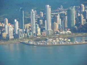 Panama-City aus der Luft : Aufgenommen währen des Landeanfluges einer kleinen Propellermaschine über Panama-City am 14. Septenber 2011