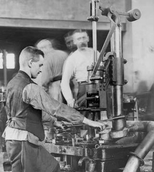 Öffnen der Fertigform : Technikgeschichte | Technologie | Glasfabrikation | Flaschen | Maschinenfabrikation