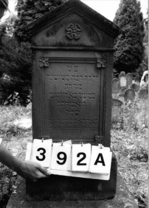 Grabstein 392 (Index: 100095426) Maße HxBxT: 110x39x29 cm Symbolik: Blumenkranz Besonderheit: Kindergrab: Grabstein 392A