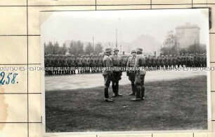 Aufmarsch einer Einheit der Ordnungspolizei auf dem Kasernenhof