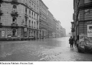 Blick in die überschwemmte Friedrich-Ebert-Straße